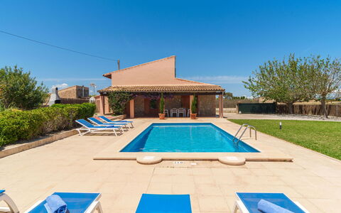 Can Butxet: Plante, Ciel, Propriété, Jour, Piscine, Bleu, Bleu Azur, Ombre, Arbre, L'Eau