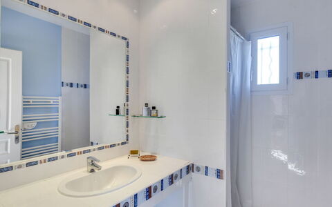 Villa Cap Maxime: Miroir, Robinet, Évier, Propriété, Luminaire Plomberie, Lavabo, Produit, Bleu Azur, Salle De Bains