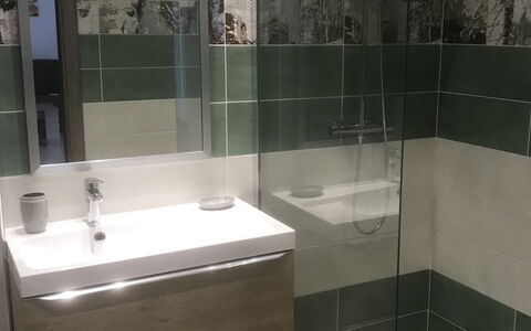 Ghisonaccia 646: Salle De Bains, Propriété, Pièce, Tuile, Baignoire, Verre, Architecture, Luminaire Plomberie, Design Intérieur, Sol