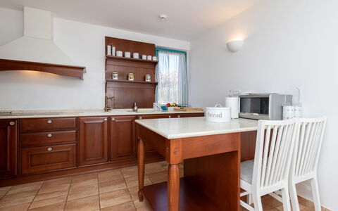 Villa Bugenvila: Meubles, Pièce, Propriété, Cabinetry, Cuisine, Bâtiment, Table, Sol, Design Intérieur, Comptoir