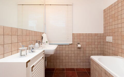 Villa Bugenvila: Marron, Luminaire Plomberie, Propriété, Baignoire, Évier, Salle De Bains, Design Intérieur, Éclairage, Architecture