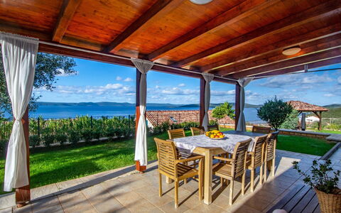 Villa Bugenvila: Plante, Propriété, Ciel, Table, Bleu Azur, Ombre, Arbre, Bâtiment, Bois, Porche