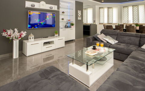 Oasis of Peace: Propriété, Canapé, Télévision, Éclairage, Salon, Design Intérieur, Sol, Table, Canapé-Lit, Sol