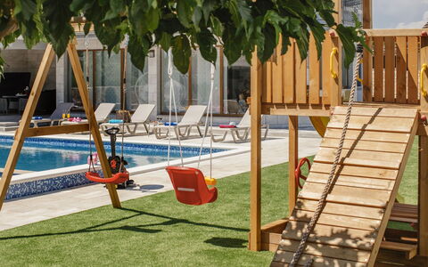 Oasis of Peace: Plante, Ombre, Mobilier De Jardin, Chaise, Bois, Balancelle, Herbe, Loisir, Espace Public, Arbre