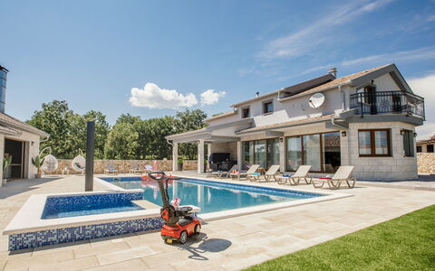 Oasis of Peace: Propriété, Bâtiment, Domicile, Zone Résidentielle, Maison, Biens, Piscine, Immobilier, Architecture, Manoir