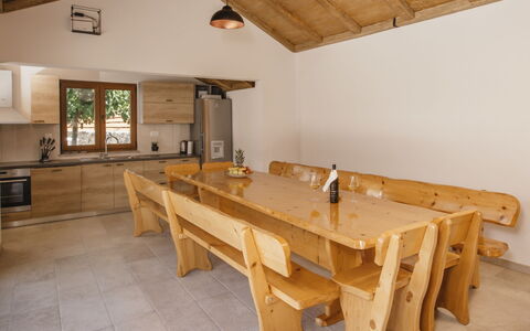 Oasis of Peace: Pièce, Propriété, Table, Meubles, Bâtiment, Sol, Bois, Salle À Manger, Design Intérieur, Jeux