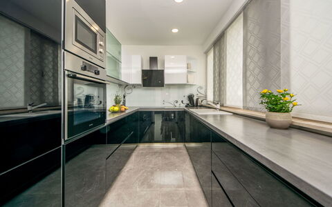 Oasis of Peace: Propriété, Plante, Bâtiment, Comptoir, Plante D'Appartement, Cabinetry, Design Intérieur, Maison, Architecture, Cuisine