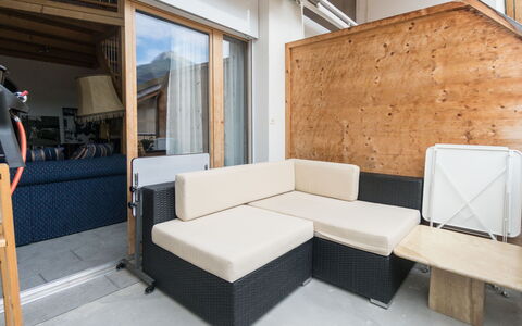 Tga da Plaz: Meubles, Propriété, Pièce, Design Intérieur, Bâtiment, Architecture, Salon, Table, Mur, Maison