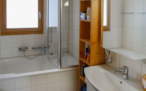 Tga da Plaz: Robinet, Luminaire Plomberie, Baignoire, Propriété, Miroir, Évier, Meubles, Fenêtre, Salle De Bains, Bleu Azur