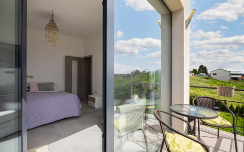 Lány: Nuage, Meubles, Propriété, Plante, Table, Bâtiment, Ciel, Ombre, Design Intérieur, Éclairage