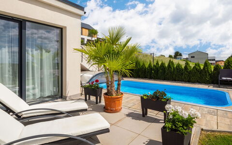 Lány: Plante, Ciel, Nuage, Pot De Fleur, Bâtiment, Plante D'Appartement, Bleu Azur, Fenêtre, Ombre, L'Eau