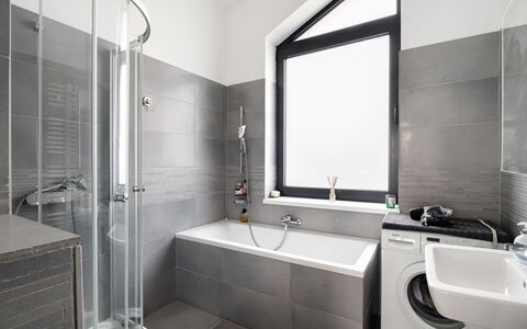 Lány: Robinet, Luminaire Plomberie, Baignoire, Évier, Miroir, Bâtiment, Salle De Bains, Design Intérieur, Architecture, Éclairage