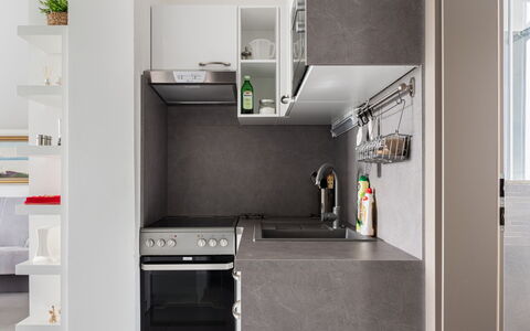 Lány: Propriété, Cabinetry, Appareil De Cuisine, Cuisinière, Électroménager, Design Intérieur, Cuisine, Évier, Evier, Principaux Appliance