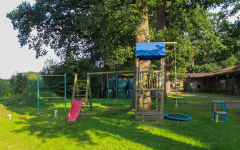 Sandbostel 601: Terrain De Jeux, Espace Public, Équipement Extérieur Play, Herbe, Arbre, Établissements Humains, Lot Terre, Des Loisirs, Parc, Jouer
