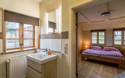 Sandbostel 601: Meubles, Fenêtre, Cabinetry, Armoire De Toilette, Bâtiment, Évier, Bois, Comptoir, Confort, Robinet