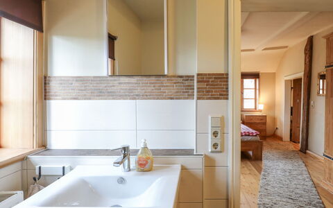 Sandbostel 601: Robinet, Luminaire Plomberie, Évier, Propriété, Bois, Salle De Bains, Lavabo, Bâtiment, Sol, Armoire De Toilette