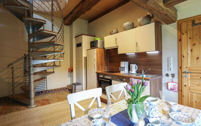 Dat Litsche Hus 601.3: Table, Meubles, Propriété, Vaisselle, Bâtiment, Bois, Design Intérieur, Sol, Chaise, Cuisine