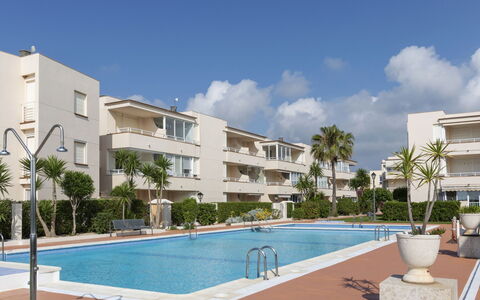 Vinarós 19: Ciel, Nuage, L'Eau, Bâtiment, Plante, Bleu Azur, Arbre, Piscine, Condominium, Ombre