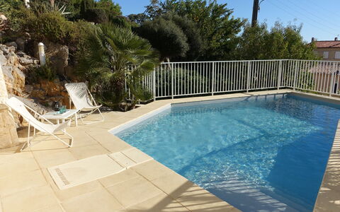 La Maison des Cades: L'Eau, Propriété, Ciel, Plante, Piscine, Bâtiment, Bleu Azur, Arbre, Ombre, Mobilier De Jardin