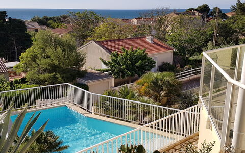 La Maison des Cades: Ciel, L'Eau, Propriété, Bâtiment, Plante, Piscine, Bleu Azur, Arbre, Végétation, Maison