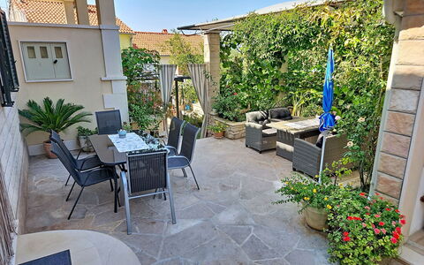 Brač Supetar 620: Meubles, Chaise, Pot De Fleur, Mobilier De Jardin, Table, Jardin, Dalle, Tableau De Plein Air, Plante D'Appartement
