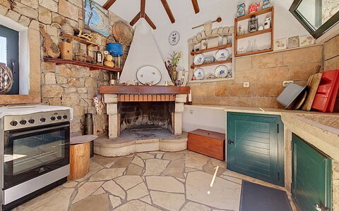 Brač Supetar 620: Sol, Tuile, Dalle, Mur De Pierre, Chaise, Tache De Bois, Cuisine, Plante D'Appartement, Cabinetry