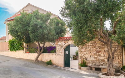 Brač Supetar 620: Propriété, Arbre, Zone Résidentielle, Mur, Quartier, Maison, Ville, Bâtiment, Immobilier, Architecture