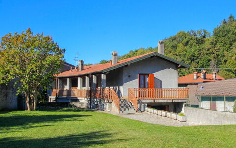 Angela: Bâtiment, Ciel, Plante, Propriété, Fenêtre, Arbre, Maison, Lot Terre, Bois, Chalet