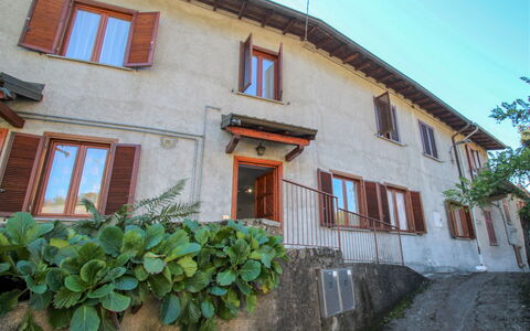 Angela: Maison, Propriété, Bâtiment, Mur, Ville, Quartier, Zone Rurale, Fenêtre, Architecture, Village