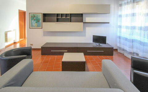 Angela: Pièce, Meubles, Design Intérieur, Propriété, Salon, Bâtiment, Orange, Architecture, Mur, Maison