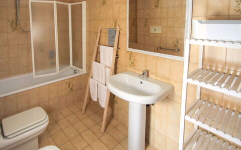 Angela: Salle De Bains, Propriété, Pièce, Design Intérieur, Tuile, Architecture, Luminaire Plomberie, Sol, Bâtiment, Toilette