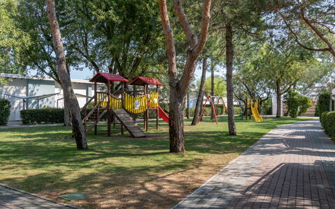Bungalow Mare: Espace Public, Terrain De Jeux, Arbre, Parc, Équipement Extérieur Play, Ville, Des Loisirs, Herbe, Plante, Balançoire