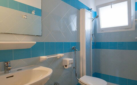 Bungalow Mare: Salle De Bains, Propriété, Pièce, Turquoise, Baignoire, Luminaire Plomberie, Robinet, Mur, Tuile, Accessoire Salle De Bain