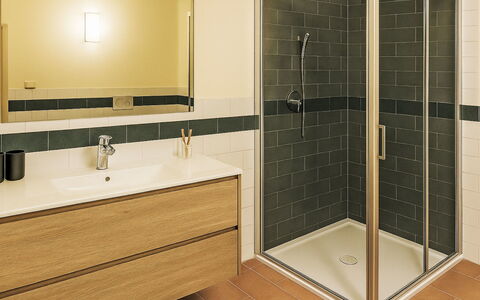 Crespina Lorenzana 100: Luminaire Plomberie, Salle De Bains, Sol, Armoire De Toilette, Sol, Design Intérieur, Lavabo, Plomberie, Tuile, Miroir