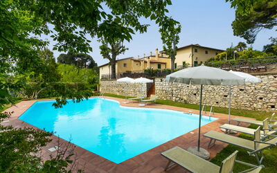 Crespina Lorenzana 100: L'Eau, Propriété, Bâtiment, Plante, Piscine, Ciel, Fenêtre, Bleu Azur, Arbre, Chaise