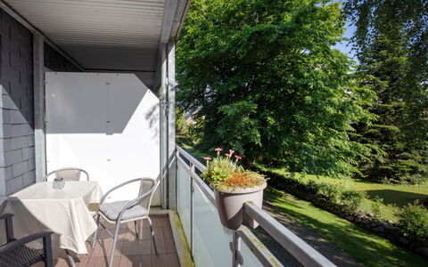 Warwerort 100: Plante, Bâtiment, Pot De Fleur, Ombre, Table, Arbre, Mobilier De Jardin, Maison, Fleur, Fenêtre