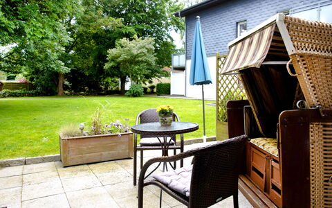 Warwerort 100: Plante, Propriété, Bâtiment, Meubles, Pot De Fleur, Arbre, Botanique, Table, Ombre, Mobilier De Jardin
