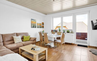 Seeschwalbe 100.4: Table, Meubles, Cadre, Canapé, Ventilateur De Plafond, Bois, Éclairage, Plante D'Appartement, Fenêtre, Salon