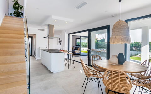 Ca Na Cati: Table, Meubles, Propriété, Plante, Chaise, Cabinetry, Bois, Comptoir, Design Intérieur, Éclairage