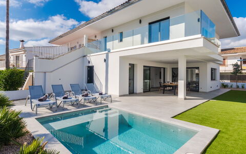 Ca Na Cati: Ciel, Propriété, Jour, Bâtiment, Plante, L'Eau, Nuage, Bleu Azur, Piscine, Architecture