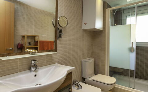 Fane de Baix Iii: Miroir, Luminaire Plomberie, Robinet, Évier, Propriété, Lavabo, Salle De Bains, Bâtiment, Design Intérieur, Architecture