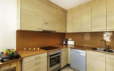 Fane de Baix Iii: Cabinetry, Comptoir, Evier, Bâtiment, Évier, Appareil De Cuisine, Cuisinière, Cuisine, Gaz Poele, Électroménager