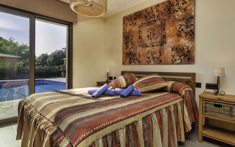 Emporion: Chambre, Lit, Pièce, Meubles, Propriété, Drap De Lit, Literie, Design Intérieur, Cadre De Lit, Immobilier