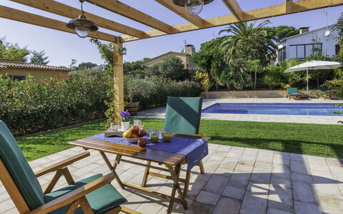 Emporion: Propriété, Bâtiment, Patio, Immobilier, Arrière-Cour, Maison, Meubles, Cour, Domicile, Pièce