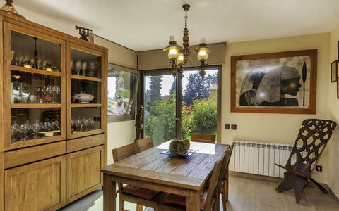 Emporion: Pièce, Propriété, Meubles, Design Intérieur, Bâtiment, Salle À Manger, Plafond, Table, Immobilier, Maison