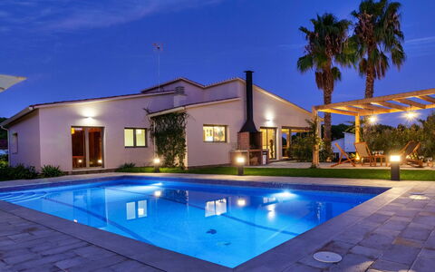 Emporion: L'Eau, Plante, Ciel, Propriété, Piscine, Bâtiment, Lumière, Bleu, Bleu Azur, Fenêtre