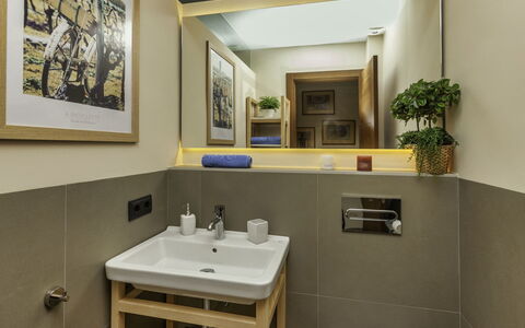 Emporion: Salle De Bains, Pièce, Propriété, Évier, Design Intérieur, Armoire De Toilette, Meubles, Bâtiment, Architecture, Immobilier