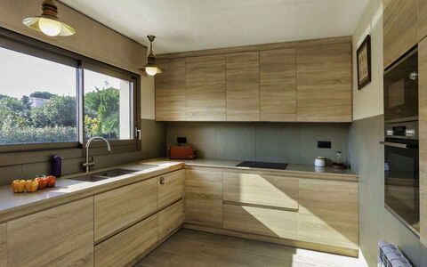 Emporion: Comptoir, Cabinetry, Evier, Propriété, Robinet, Évier, Bâtiment, Cuisine, Appareil De Cuisine, Fenêtre