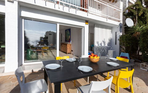 Cosy: Table, Meubles, Propriété, Chaise, Plante, Design Intérieur, Bois, Fenêtre, Ombre, Bâtiment