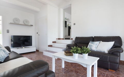 Estrella: Canapé, Meubles, Table, Propriété, Bâtiment, Confort, Cadre, Design Intérieur, Salon, Bois